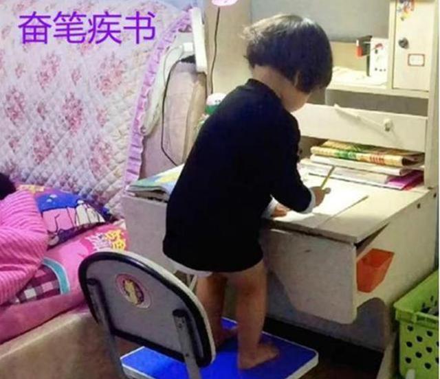 你的育儿经■2岁妹妹替睡懒觉哥哥上网课，作业还帮写，网友：这样的妹妹哪找