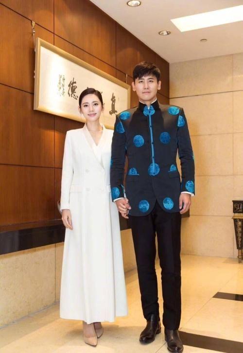 秋瓷炫晒近照，重拍绝美婚纱照，大秀笔直美腿，40岁宛如20岁少女|影视交流地