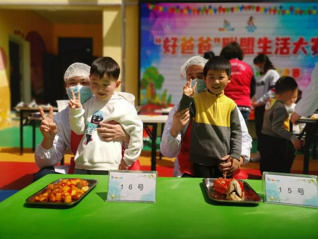 爸爸|这所幼儿园，爸爸狂练扎辫子手艺
