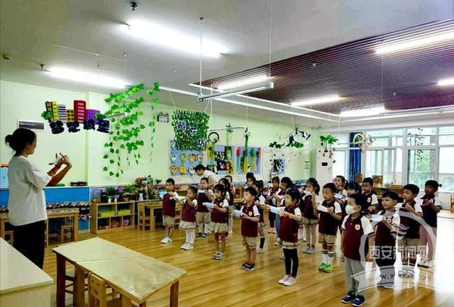 超级宝妈|开园了：老师撑伞接幼儿入园 口罩、分餐、室内体能训练等一个不能少
