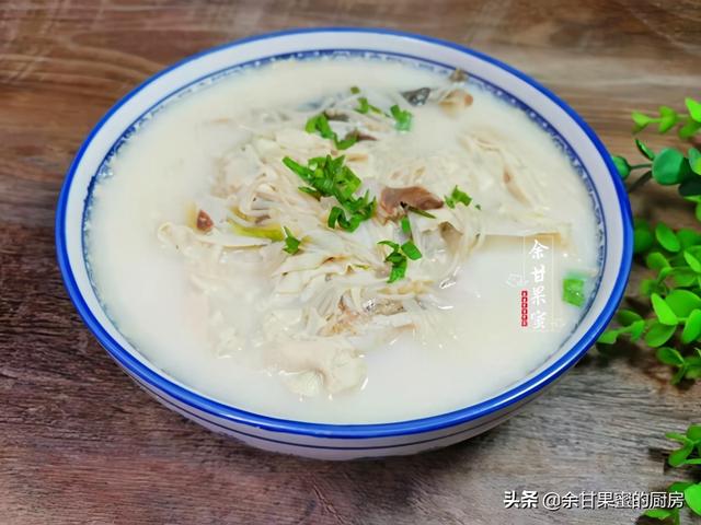 金针菇豆皮鱼头汤，食材普通，炖一炖上桌，汤汁奶白浓郁无腥味