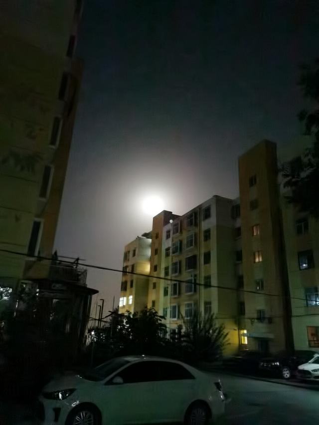 国庆中秋双节夜晚的月亮是这样的，可以看到星星，别样的风景