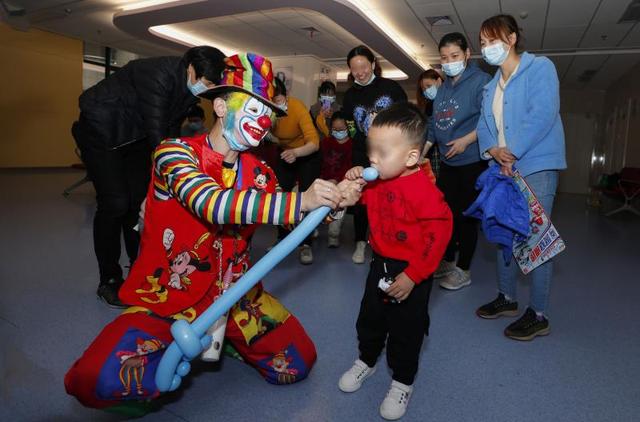 孩子|壹现场丨3岁男童专爱听地铁站刷卡的“滴滴”声，结果竟查出孤独症