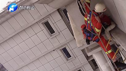 「超级宝妈」因风大，孩子差点被“刮”没！@家长 你可长点儿心吧