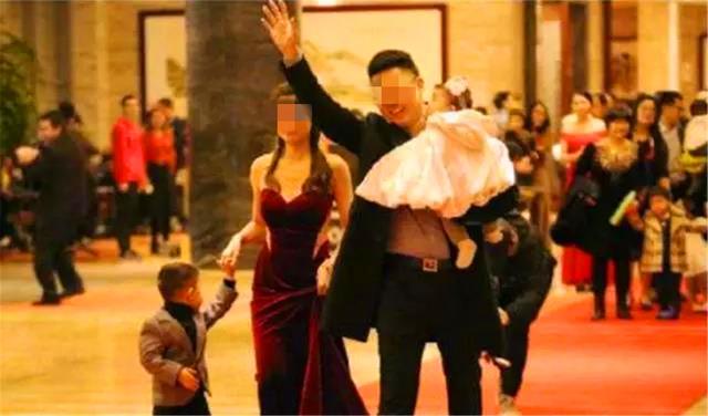 [画说育儿]幼儿园毕业典礼成“上流宴会”，宝妈吐槽却遭怼：没钱就不要硬挤