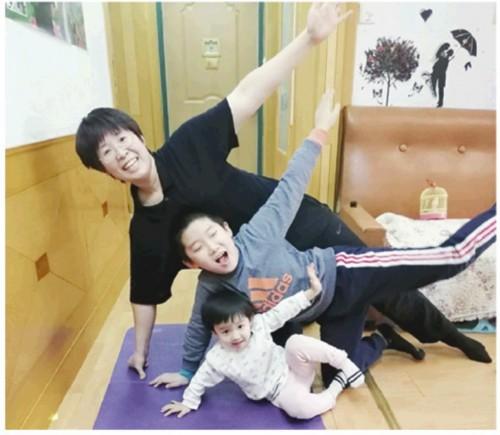 「光明网」幼儿爬行训练,健身又好玩