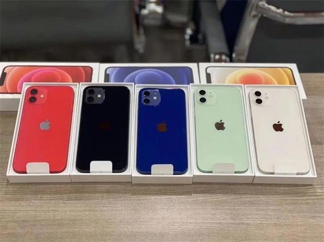 蓝色 iPhone 12“翻车”？冲上热搜，网友吵翻