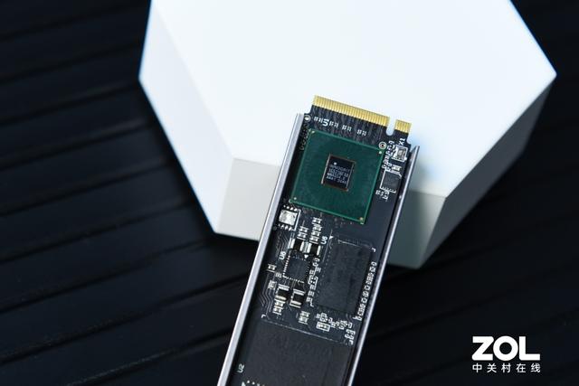 7GB/S的极速狂飙，这可能是目前最快PCIe4.0 SSD之一了