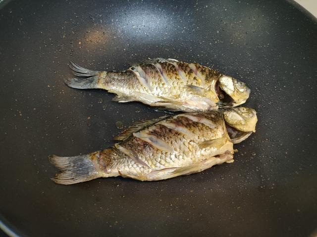 做鲫鱼汤，直接下锅煎是大忌，提前做好这一步，汤白味鲜无腥味