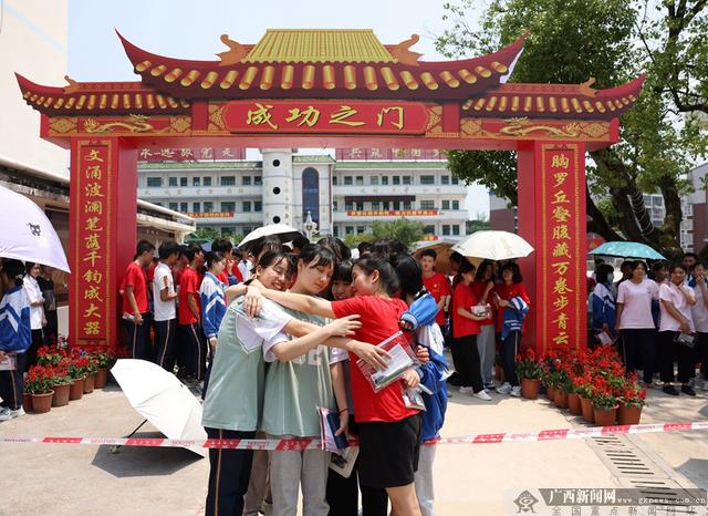 在广西桂林市平乐县民族中学考点,经考务人员完善各项考务工作后,等候