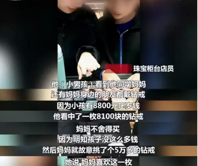 小女孩抱被子在产房外等妈妈，孤单背影让人心酸，网友：亲爹呢？