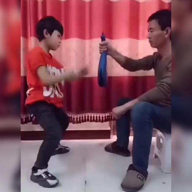 亲亲一家人|萌娃练习出拳速度，两只手像汽车上的双缸活塞，网友：确实好牛啊