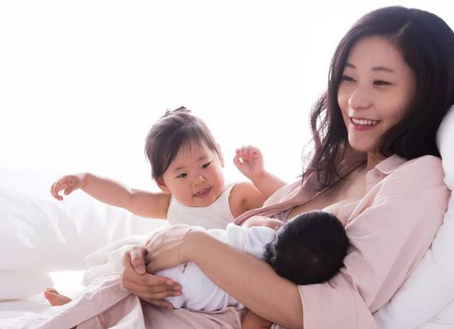 你的育儿经|宝宝喝奶时“扭来扭去”，其实是在像妈妈发射“信号”，要了解