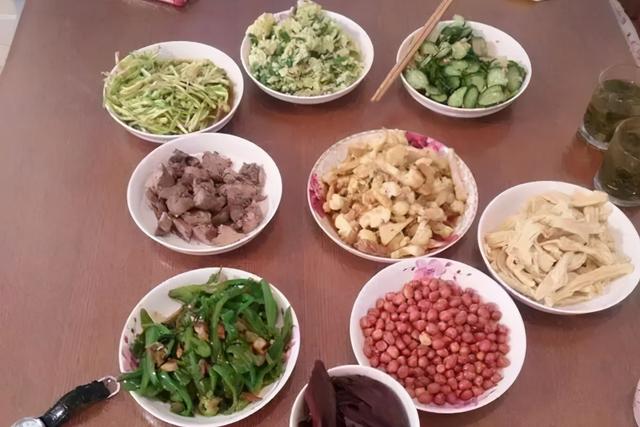 癌细胞会与正常细胞抢夺营养，癌症患者，究竟该如何安排饮食？