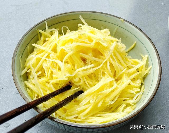 1个土豆3个蛋，教你做早餐，5分钟出锅，香软酥脆