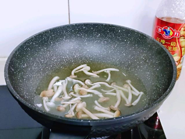 荷兰豆和海鲜菇是“天生一对”，炒一炒，味道鲜美超下饭