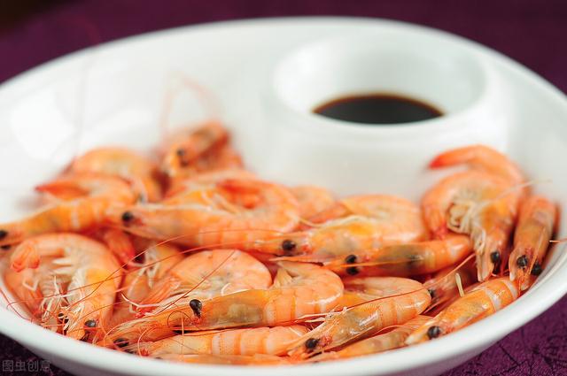 水煮虾时，冷水或热水下锅都不对，牢记2个技巧，虾仁鲜嫩又美味