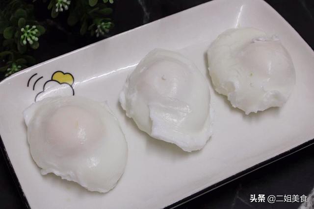 煮荷包蛋，最忌直接下锅煮，大厨教您一招，一锅出都不散，真厉害