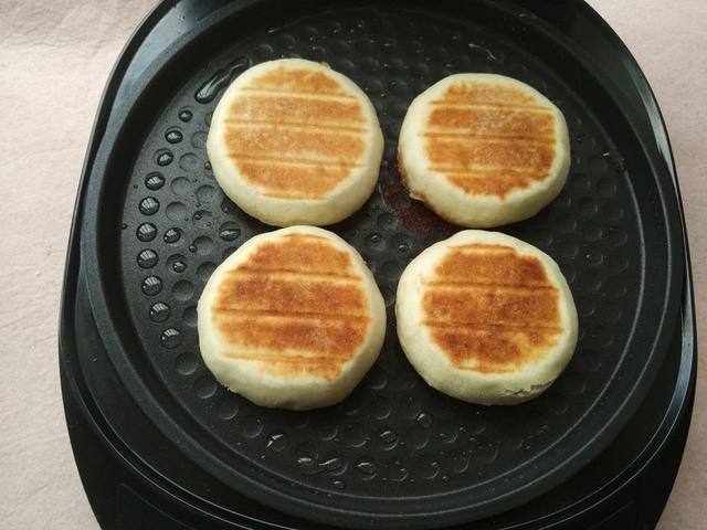 家庭版牛肉饼的做法，馅料这样做，咬一口汁多肉嫩，真过瘾