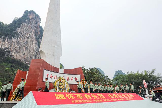 武警官兵绕行瞻仰革命烈士纪念碑并献花.广西新闻网通讯员 奎子清 摄
