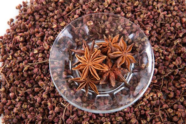 炖鱼汤时，牢记“3放2不放”，鱼汤鲜美奶白，鱼肉滑嫩不腥