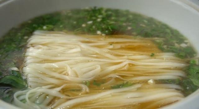 冬天超爱这碗懒人面，有菜有面有鸡蛋，10分钟上桌吃完全身暖和