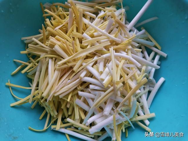 此菜简单炒炒5分钟就搞定，营养好味道鲜，冬天贵点也要常吃