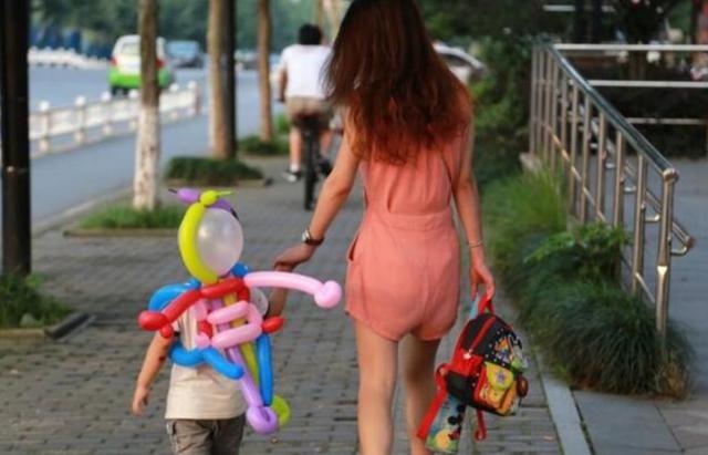 「超级宝妈」幼儿园放学，孩子反复哼唱一首“儿歌”，妈妈听清后找老师算账
