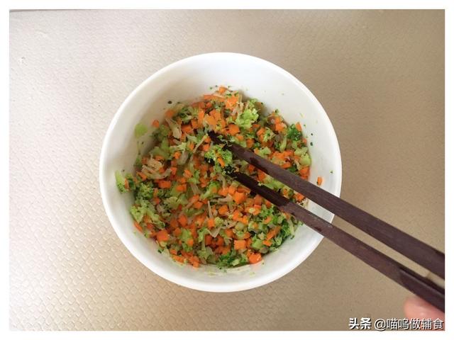 「超级宝妈」孩子吃腻了普通的鸡蛋羹，换个花样做，营养翻倍，上锅一蒸就搞定