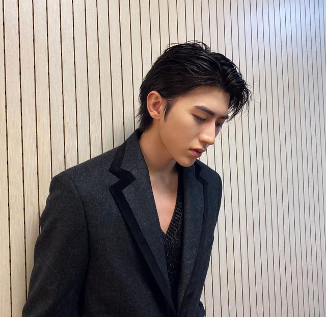 苞米地蒙面侠|蔡徐坤能走红不是没有道理的，还在染绿发的黄子韬真应该学学