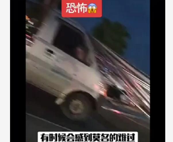 面包车拉钢筋上路，急刹后钢筋贯穿车体，让人惋惜