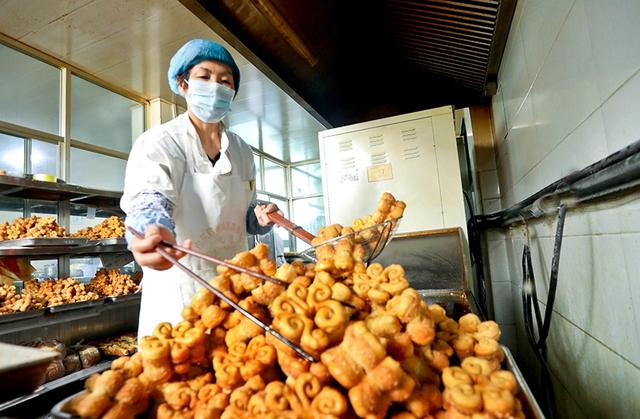 制作|“就地过年”助推土味年货成为香饽饽，家