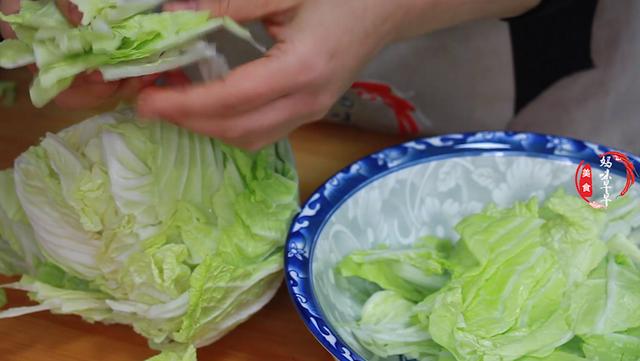 白菜炖豆腐最忌直接下锅，老保姆教我正确做法，上桌连汤汁都不剩