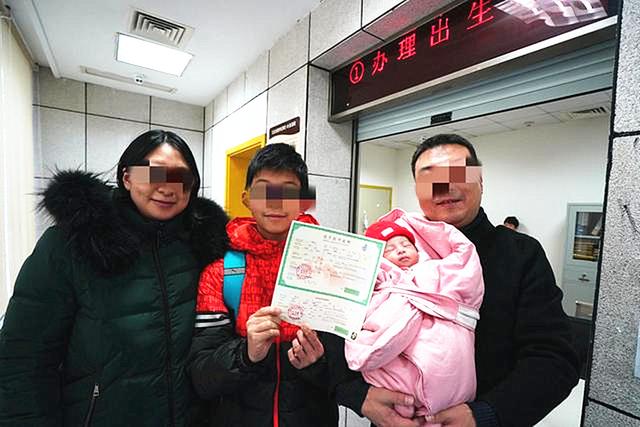 [超级宝妈]出生证上的名字被粗心护士写错，爸妈却不追究，还不忘表示感谢