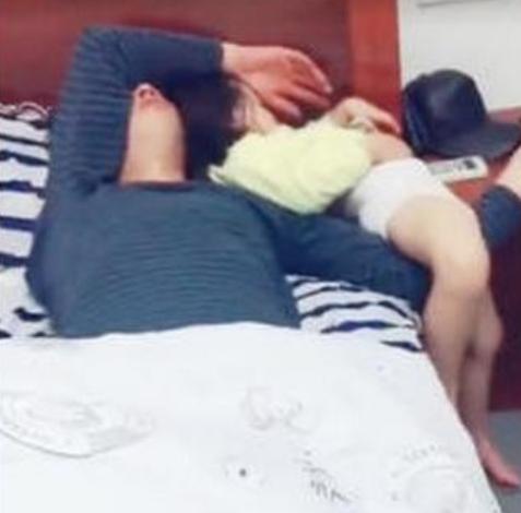 你的育儿经:爸爸带3岁女儿睡觉,妈妈推开门看到这画面,网友:同款爸爸
