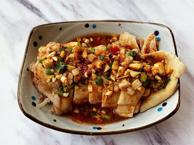 粤菜经典白切鸡，原汁原味皮爽肉滑，大厨：这个料汁拌什么都好吃