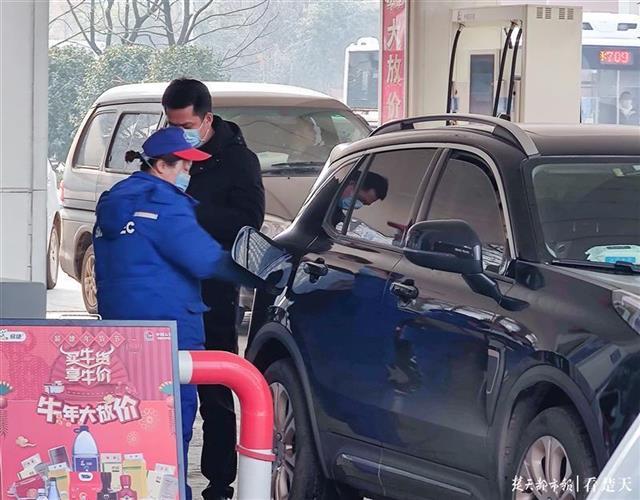 油价迎来2021年首次上涨，武汉人下班顺路加油