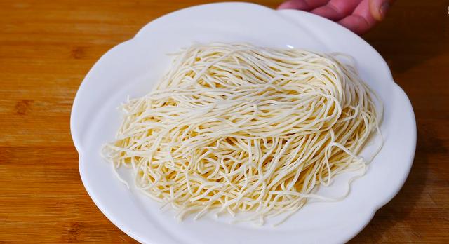 面条这样做太好吃了，一周吃7次都不嫌多，一次做一大碗都不够吃