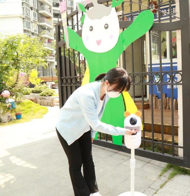 「你的育儿经」萌娃要开学了!深圳市教育幼儿园用小脚印帮助幼儿拉开距离