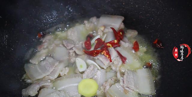 白菜炖豆腐最忌直接下锅，老保姆教我正确做法，上桌连汤汁都不剩