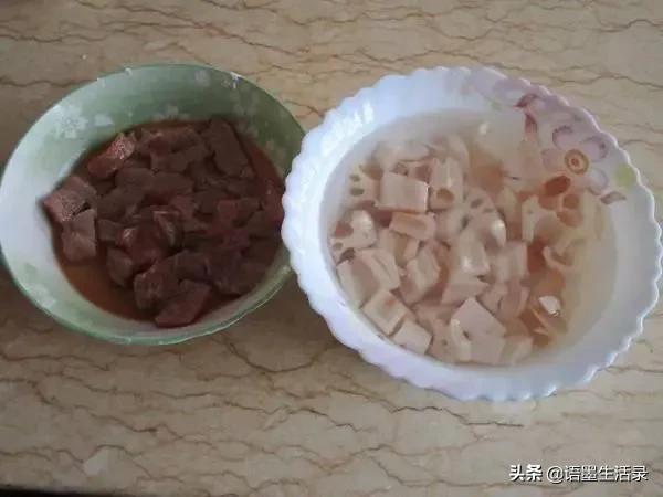 冬季必备的家常菜，莲藕炒肉丁，脆香可口又下饭