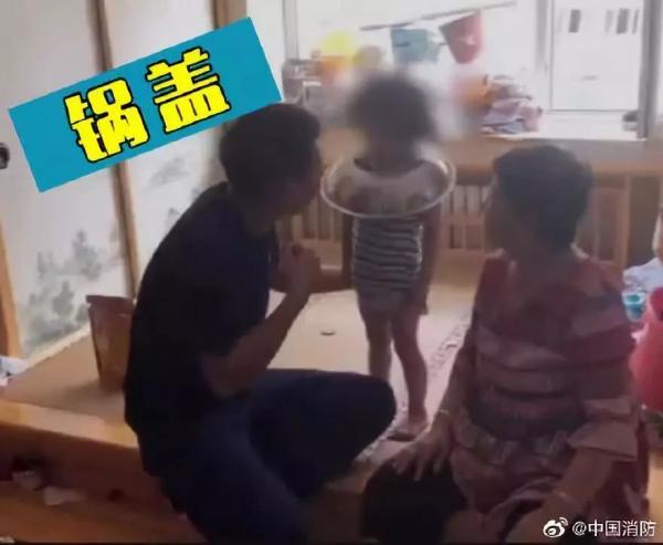 【光明网】心疼！3岁女娃，手掌卷入跑步机……“熊孩子”的花样被卡