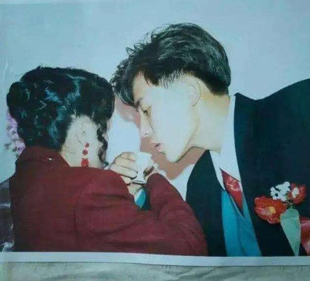 「你的育儿经」“妈，你当年跟我爸拜把子吗”？网友晒出父母的结婚照，当场笑抽