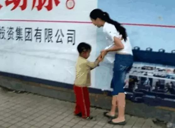 #栀蓝#6岁乞丐街头认出妈妈，却被拒相认：我不是你妈妈，我的孩子在家
