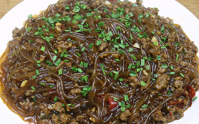 冬季餐桌上少不了的下饭菜，肉末炖粉条，肉末酥香，粉条Q弹入味