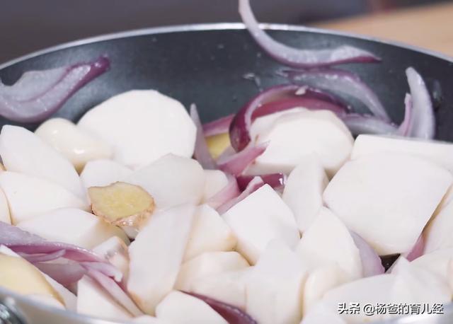 芋头和牛肉的美味新吃法，鲜香肉嫩又解馋，孩子爱吃的冬日美食