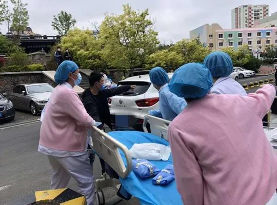 #你的育儿经#一次惊心动魄的早产,婴儿在送医的车上露出了脑袋
