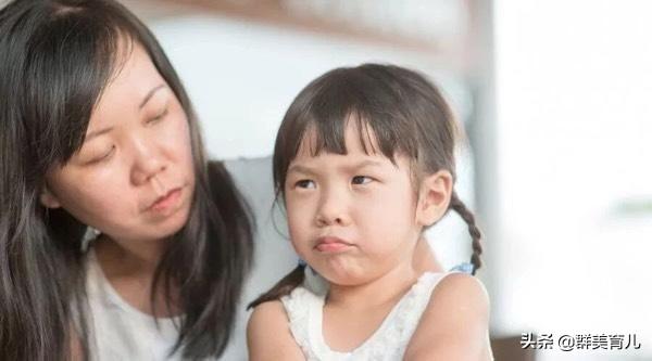 你的育儿经：女童为了娃娃机，狠踹妈妈，接下来爸爸的举动，让妈妈愣住了
