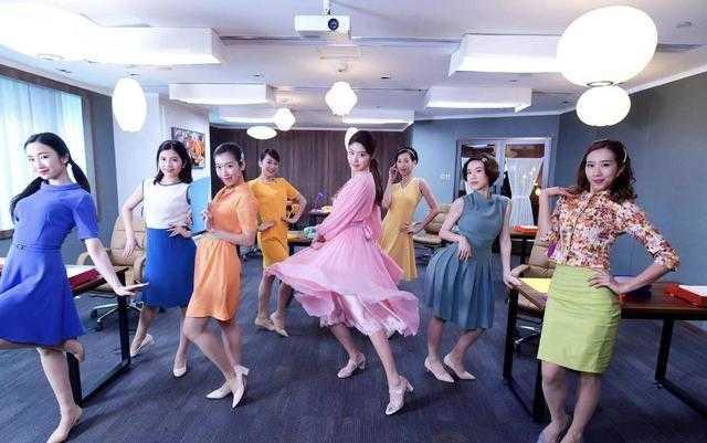 「最时尚」陈慧琳保留着一颗少女心,扎发配粉色连衣裙减龄时髦,少女感爆棚