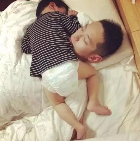 宝宝睡姿集锦，永远不知道被子下是什么造型，网友：建议送去少林